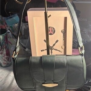 Unbranded hunter green crossbody bag! New never used with a tag.